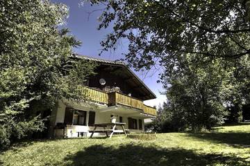Gîte pour 5 personnes, avec terrasse et jardin dans Les Bossons