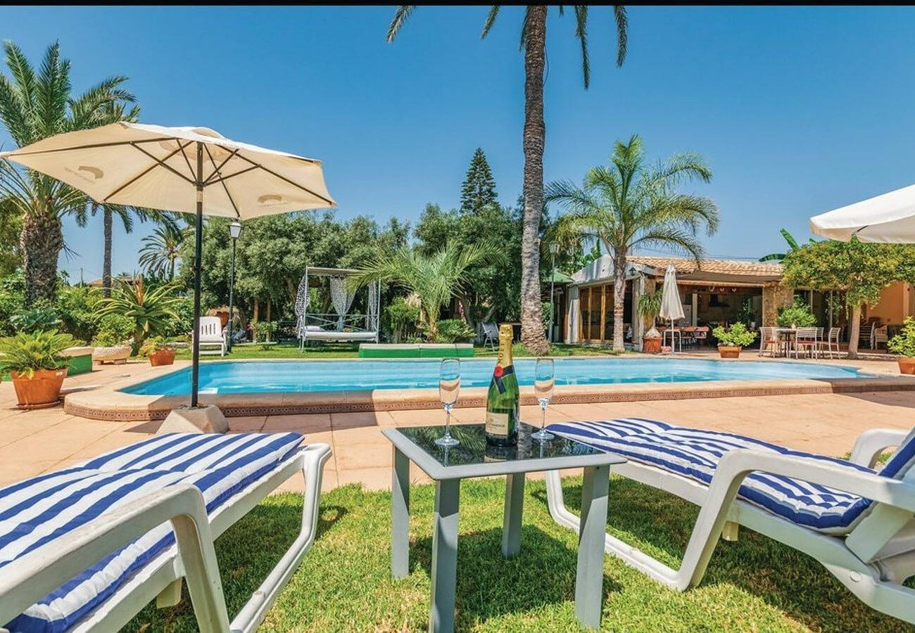 Villa 'Teresa' con piscina privada, Wi-Fi y aire acondicionado in La Marina, Elche