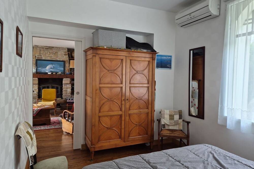 Appartement entier, Spot exceptionnel ! Appartement dans maison de charme, baignade au bas du jardin in Locmariaquer, Côte des Mégalithes