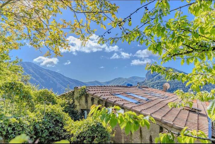 Location de vacances pour 5 personnes, avec jardin ainsi que terrasse et vue dans Salvezines