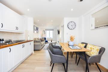 Ferienwohnung für 4 Personen, mit Garten und Terrasse sowie Seeblick in London
