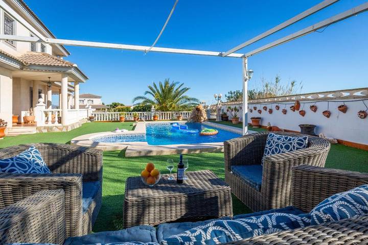 Chalet para 12 personas, con jardín y piscina, Se admiten mascotas en Muchamiel