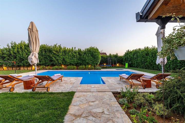 Villa für 10 Personen, mit Garten und Whirlpool in Split-Dalmatien - 4