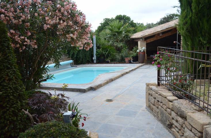 Gîte pour 6 personnes, avec piscine ainsi que jardin et terrasse