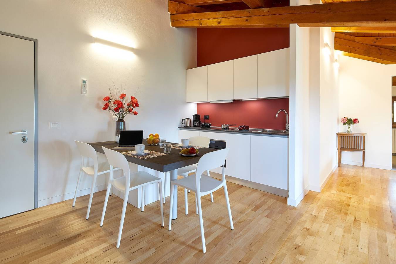 Ganze Wohnung, Ferienwohnung "Papavero" im Dachgeschoss mit Balkon, Blick auf die Berge und Wlan in Ceole, Riva del Garda