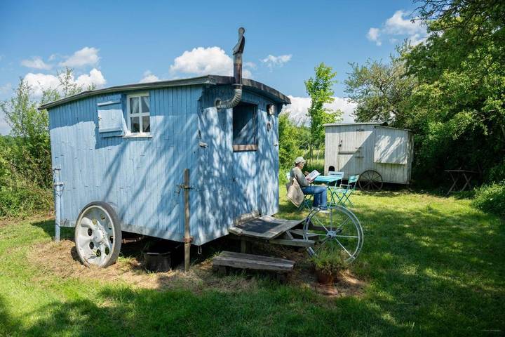 Maison de campagne pour 3 personnes, avec terrasse ainsi que jardin et piscine
