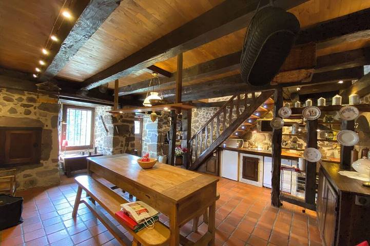 Location de vacances pour 4 personnes, avec jardin à Mandailles-Saint-Julien