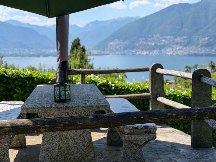 Ferienhaus für 6 Personen, mit Balkon und Terrasse sowie Garten und Ausblick in Gambarogno