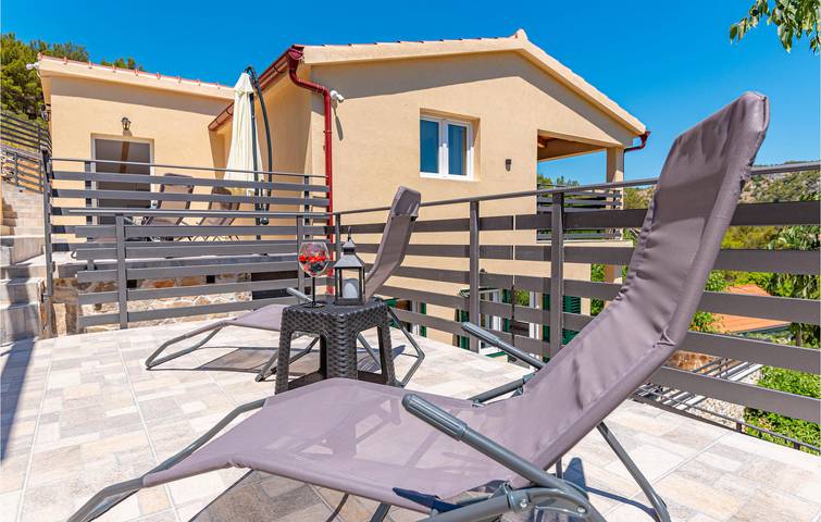 Apartment mit Meerblick, Pool und Terrasse, 600m zum Strand in Skradin, Šibenik-Knin