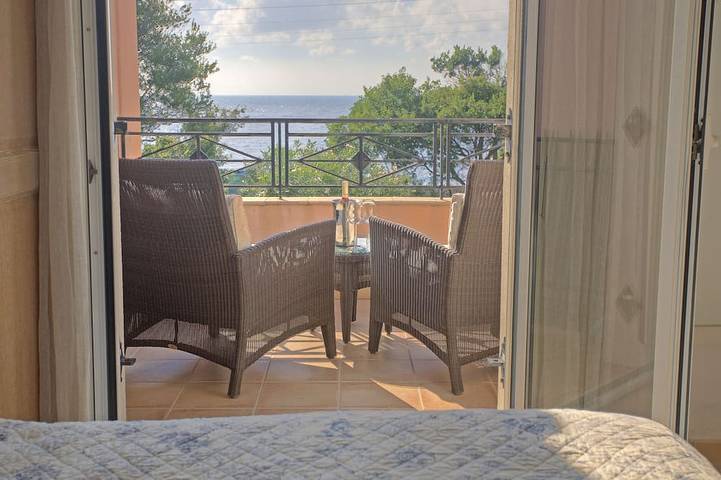 4 bed sleeps 8  beach front villa with Shared Pool and Private Garden. in Les Issambres, Roquebrune-sur-Argens