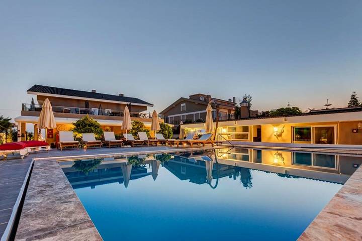 Hotel voor 3 personen, with sauna and whirlpool as well as zwembad and tuin - 1