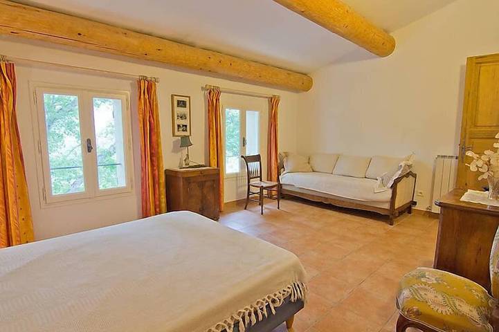 Location de vacances pour 8 personnes, avec piscine ainsi que terrasse et balcon/terrasse à Saint-Martin-de-Castillon - 4