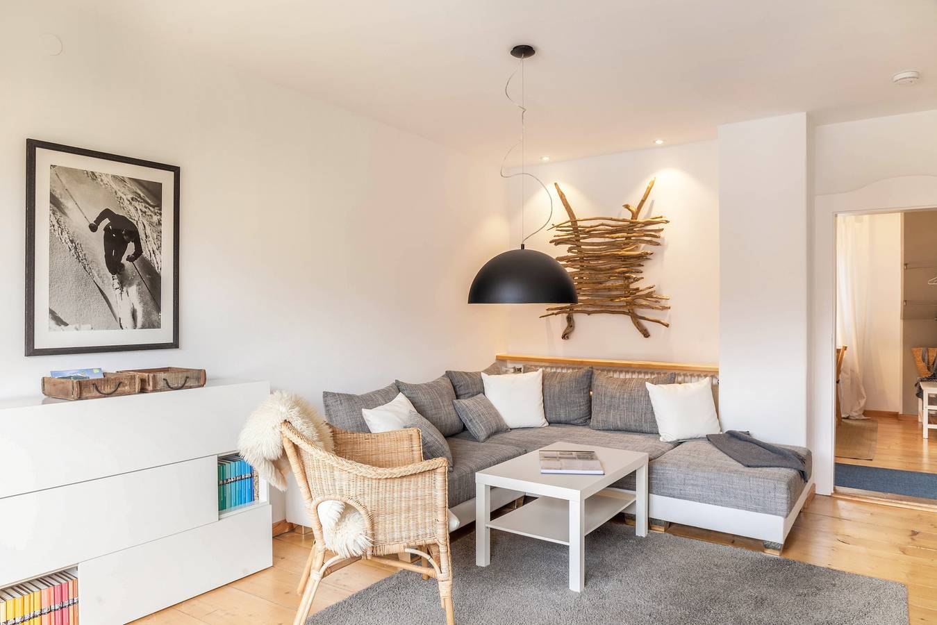 Entire apartment, Apartment “im Blauen Haus” with Mountain Views, Wi-Fi, 2 Balconies & Garden in Garmisch-Partenkirchen, Bavarian Alps