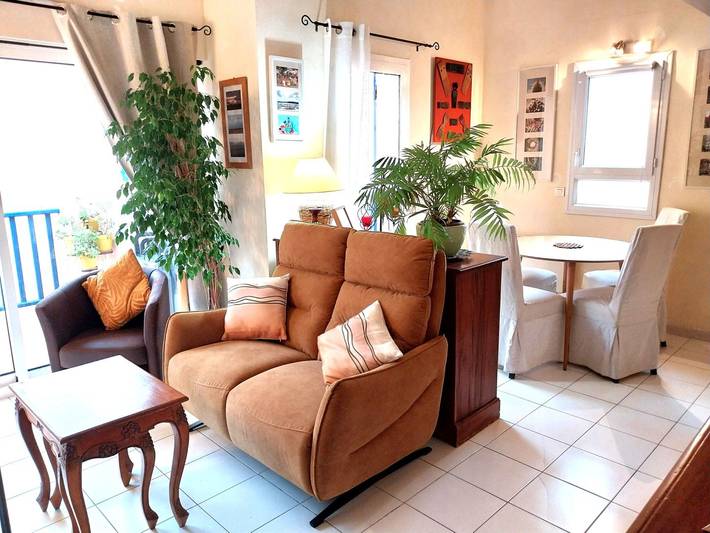 Gîte pour 4 personnes, avec balcon ainsi que jardin et piscine