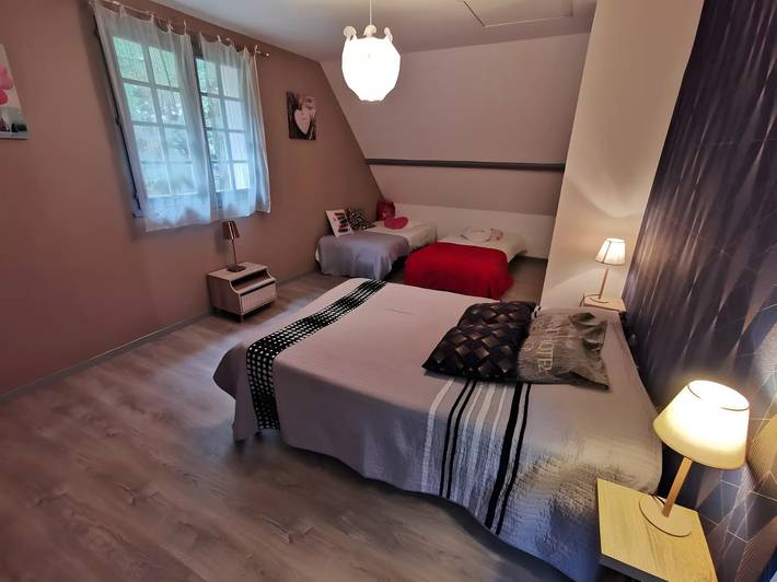 Bed and Breakfast 'Chambre Quadruple' with Shared Pool, Shared Terrace and Wi-Fi in Chitenay, Sologne