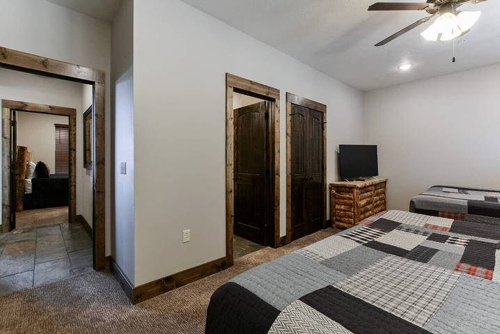 Vacation house for 36 people, with terrace and hot tub as well as pool in Missouri