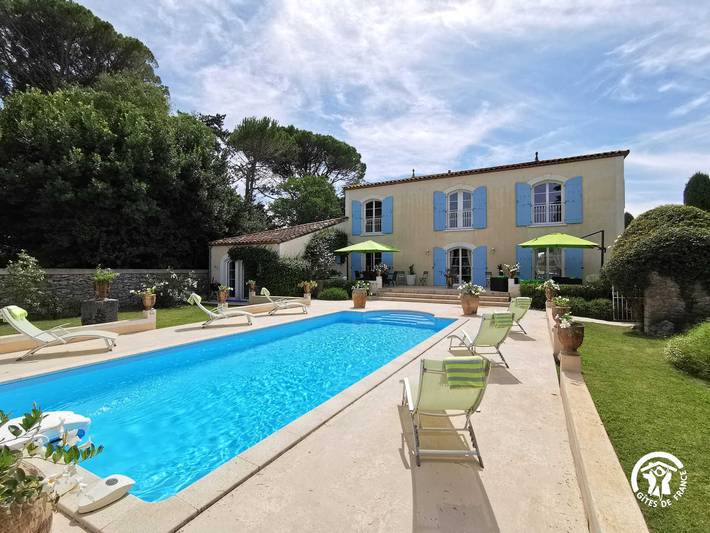 Gîte pour 8 personnes, avec piscine et terrasse