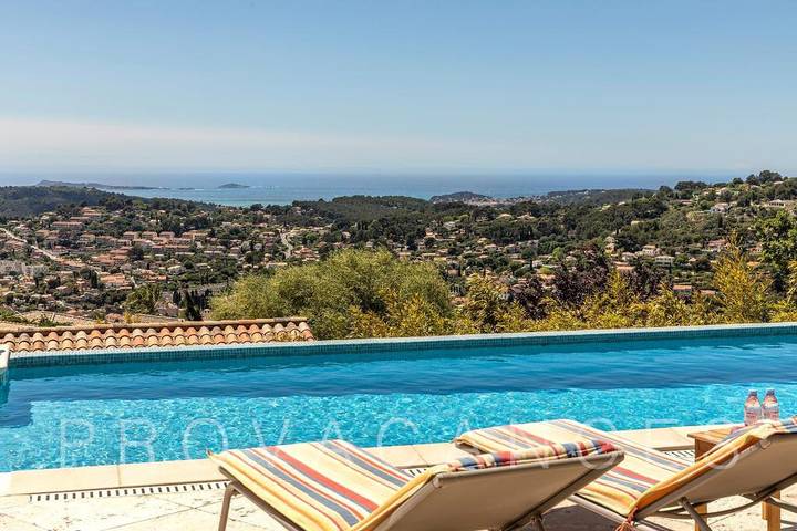 Maison de vacances pour 10 personnes, avec Balcon/Terrasse ainsi que Jardin et Piscine à Ollioules