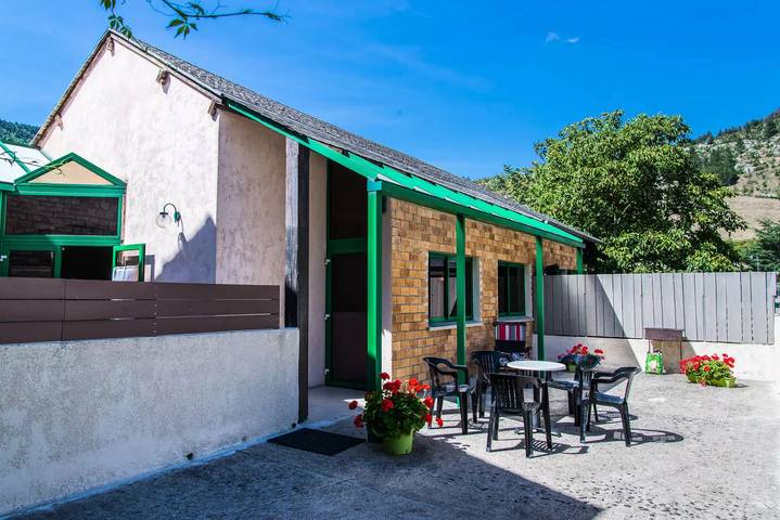 Gîte pour 5 personnes, avec terrasse et piscine