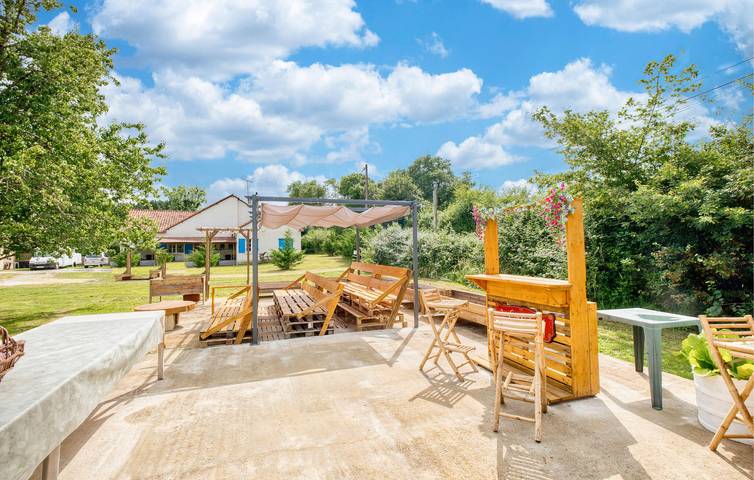 Location de vacances pour 4 personnes, avec terrasse et jardin, animaux acceptés à Bourg-du-Bost
