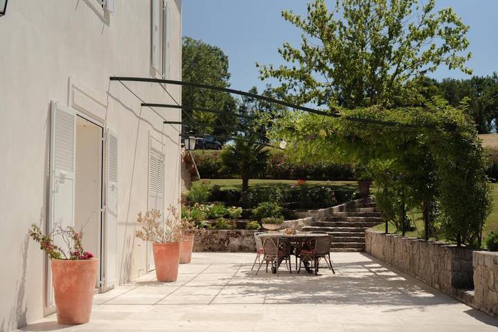 Alojamiento y desayuno para 14 personas, con jardín y piscina además de sauna y vistas - 1
