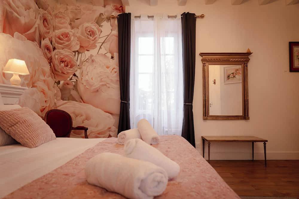 Chambre double Claude Monet dans dépendance du Château avec vue sur la Loire in Brissac-Loire-Aubance, Vallée de la Loire
