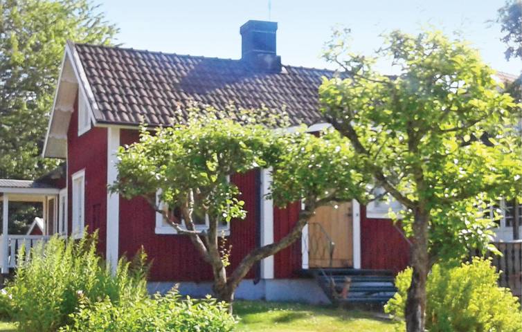Hus för 4 Personer med trädgård in Vänern