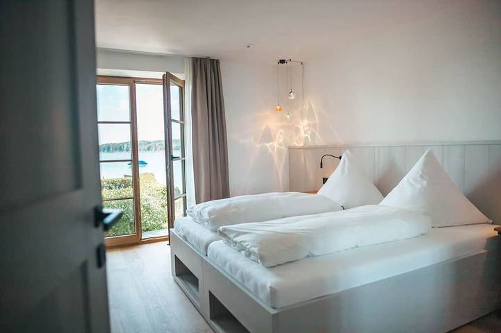 Entire apartment, Garden Suite with cozy eat-in kitchen and lake view in Frauenchiemsee, Chiemsee, Gemeinde