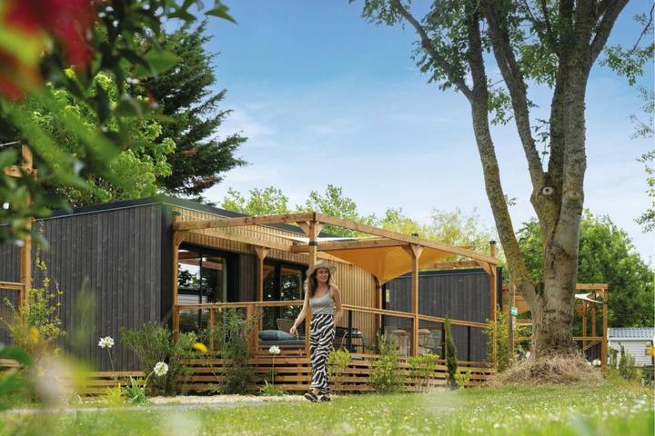 Mobil home pour 4 personnes, avec terrasse ainsi que piscine et jardin, adapté aux familles