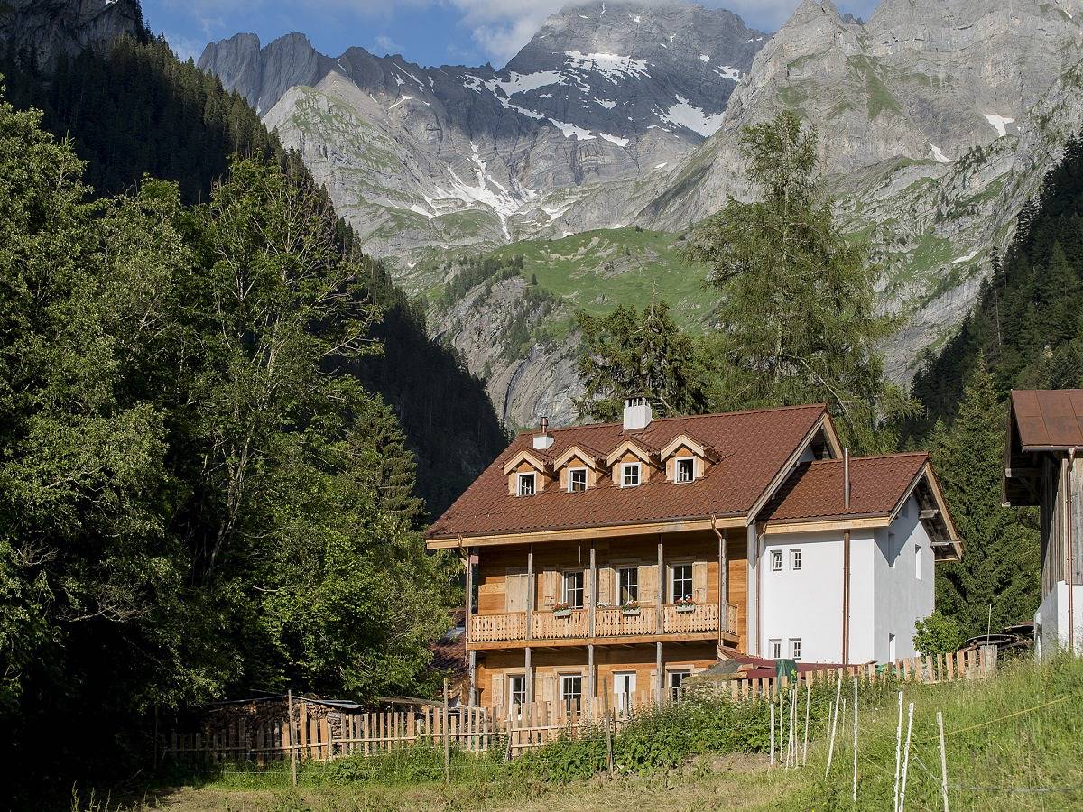 Centre Thermal Riversong - 2.4 Twin room alongside with private bathroom on the floor with balcony in Les Plans-sur-Bex, Bex