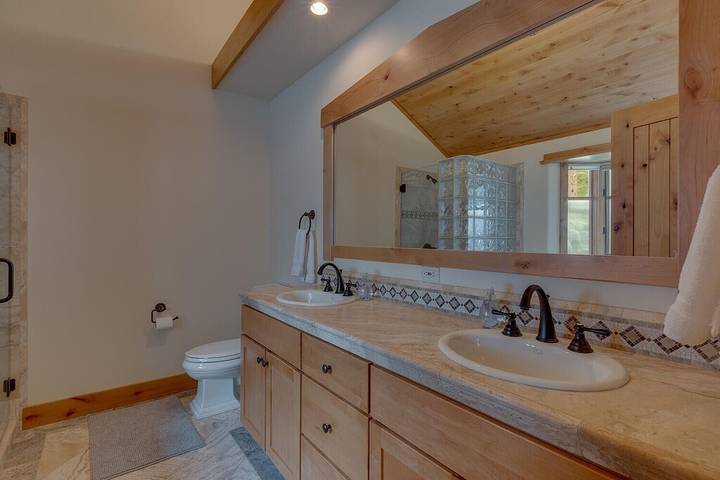 Vacation rental for 10 people, with balcony and pool as well as hot tub and yard in Donner Lake