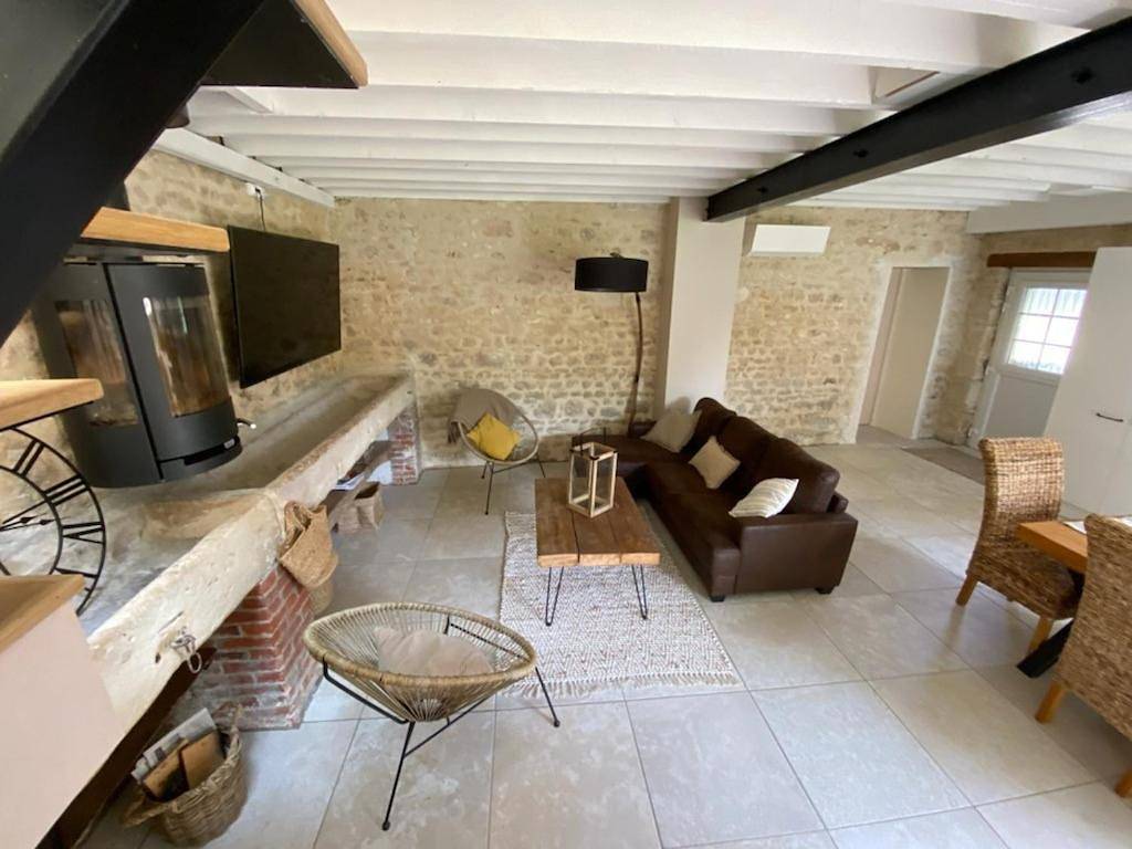 Maison chaleureuse avec piscine et aire de jeux in Tramery, Marne