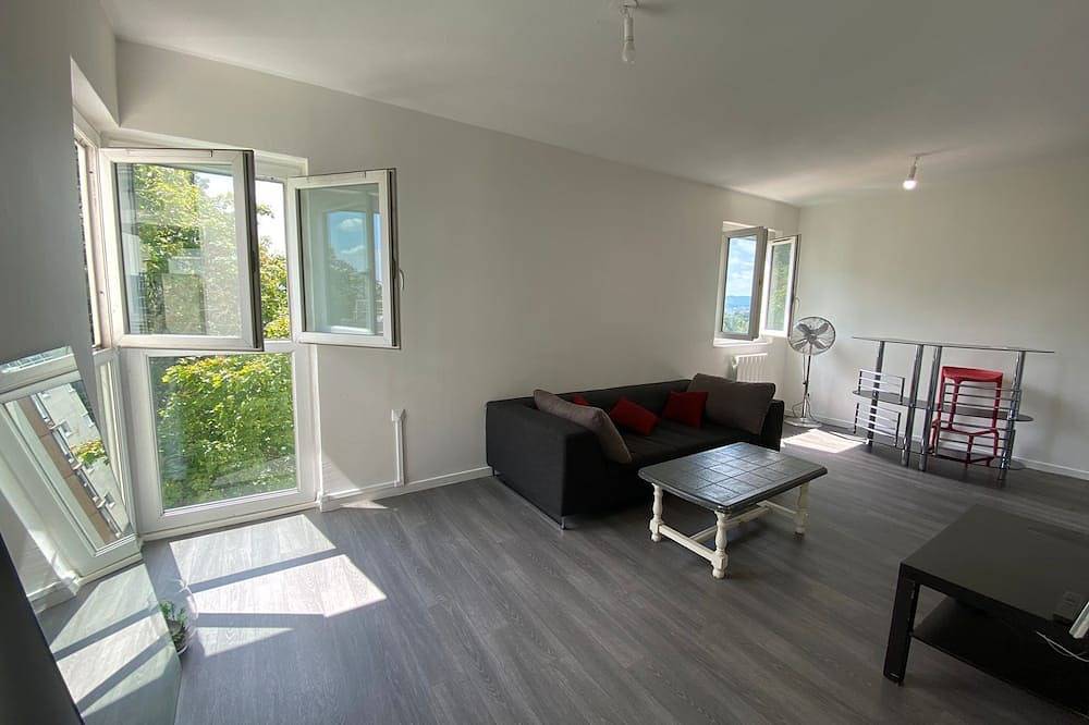 Ganze Wohnung, Short-term rental in Bron, Rhône