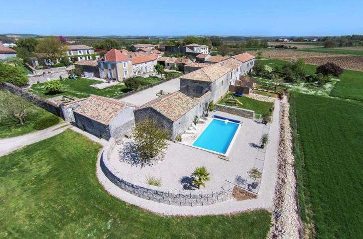 Gîte pour 4 personnes, avec jardin ainsi que vue et piscine, adapté aux familles à Échallat