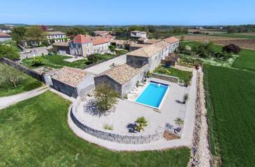 Gîte pour 4 personnes, avec jardin ainsi que vue et piscine, adapté aux familles à Échallat