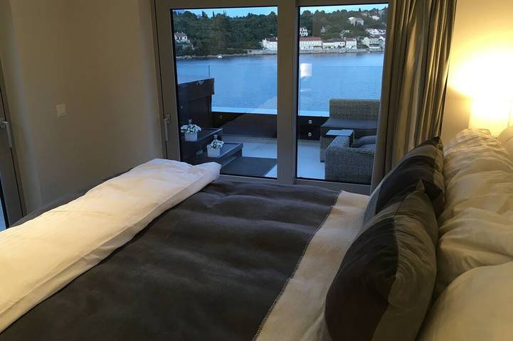 Ganze Wohnung, Eine ruhige und abgeschiedene Luxusvilla in dem malerischen und ruhigen Dorf Racisce in Račišće (Dalmatien), Korcula
