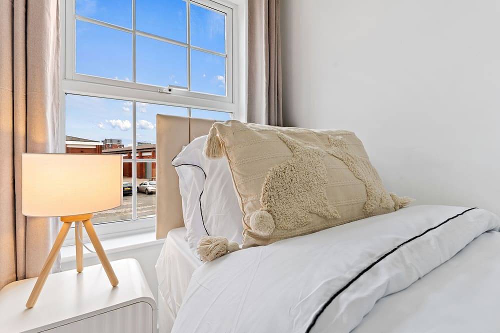 Entire apartment, Modern 2-Bed Flat with Flexible Beds in Warrington, Cheshire
