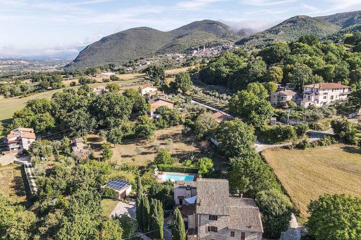 Detached villa with private pool 20 kms from Todi & Spoleto. Quiet area in Acquasparta, Provincia di Terni
