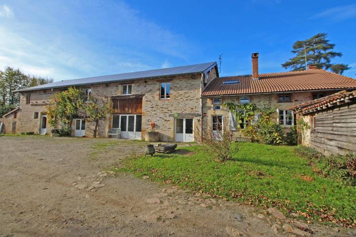 Gîte pour 32 personnes, avec jardin et piscine en Nouvelle-Aquitaine