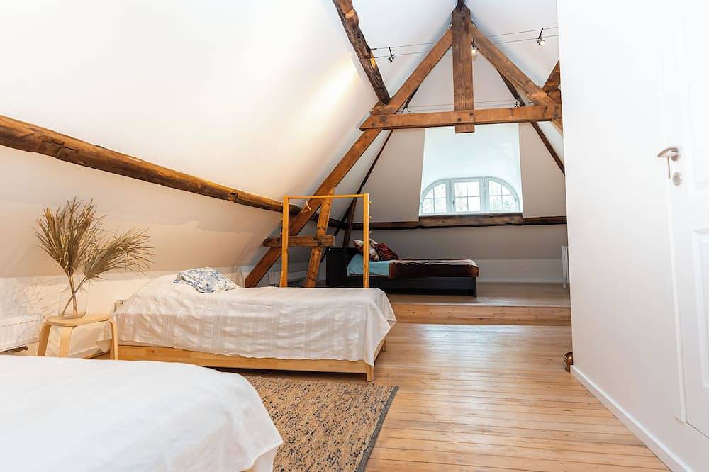 Gorgeous mansion in garden park — large parking, accessible & self check-in in Heverlee, Leuven