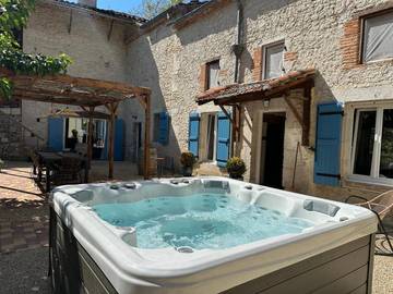 Gîte pour 7 personnes, avec jardin et jacuzzi à Astaffort