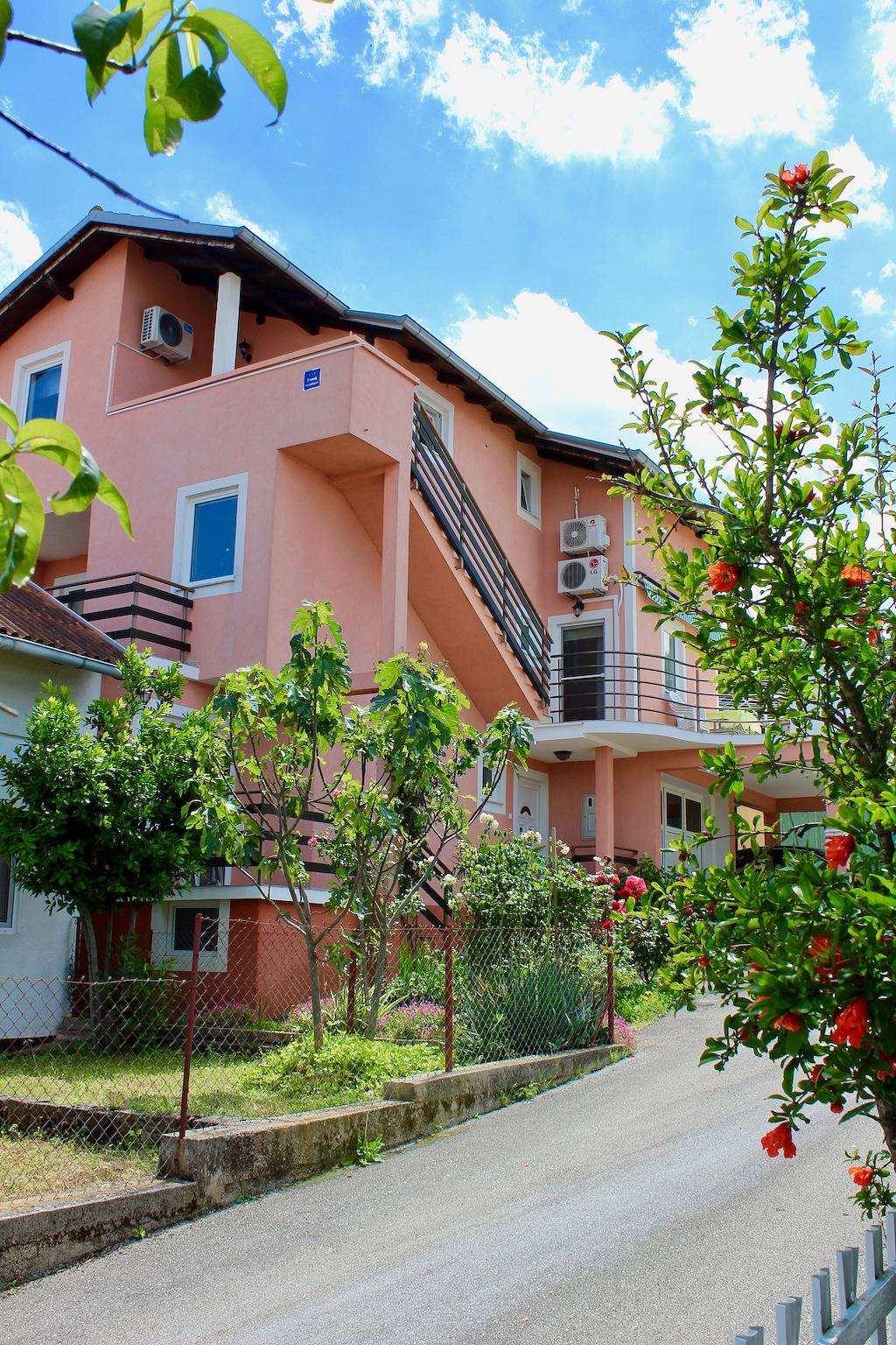 Ganze Wohnung, 2-Zimmer-Ferienwohnung mit Balkon und Meerblick Bilice, Krka A-13545-a in Bilice, Šibenik-Knin