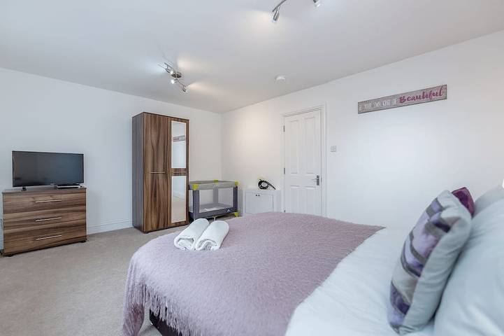 Appartement entier, 3) Familles bienvenues, Parking gratuit, Wi-Fi gratuit, appartement moderne et commerces à proximité in Borough londonien de Hillingdon, Londres