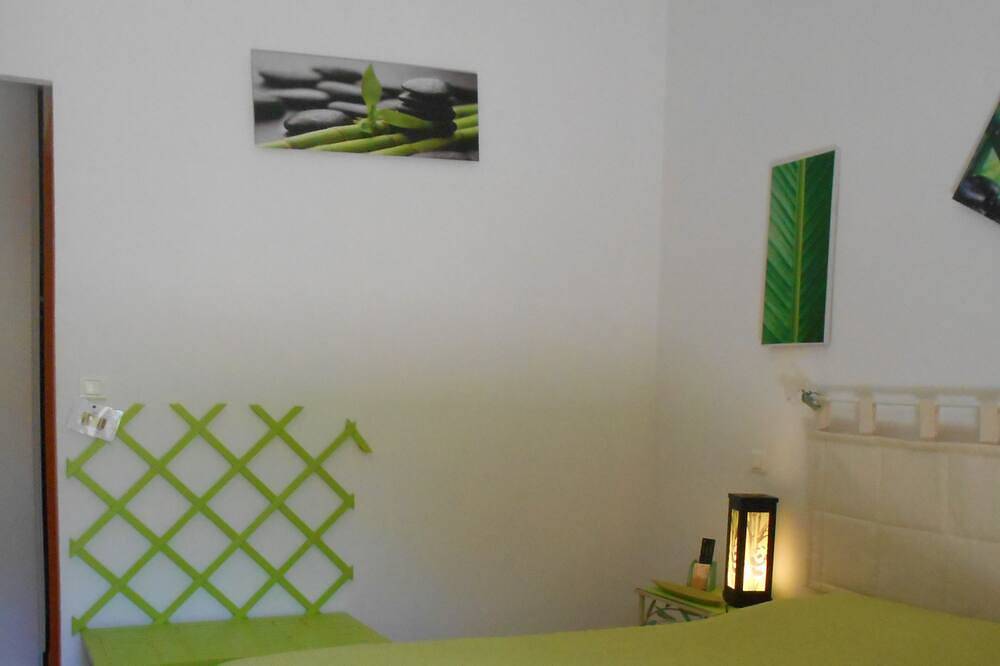 Chambre d'hotes avec salle d'eau , wc et terrasse in Donzère, Région de nyons