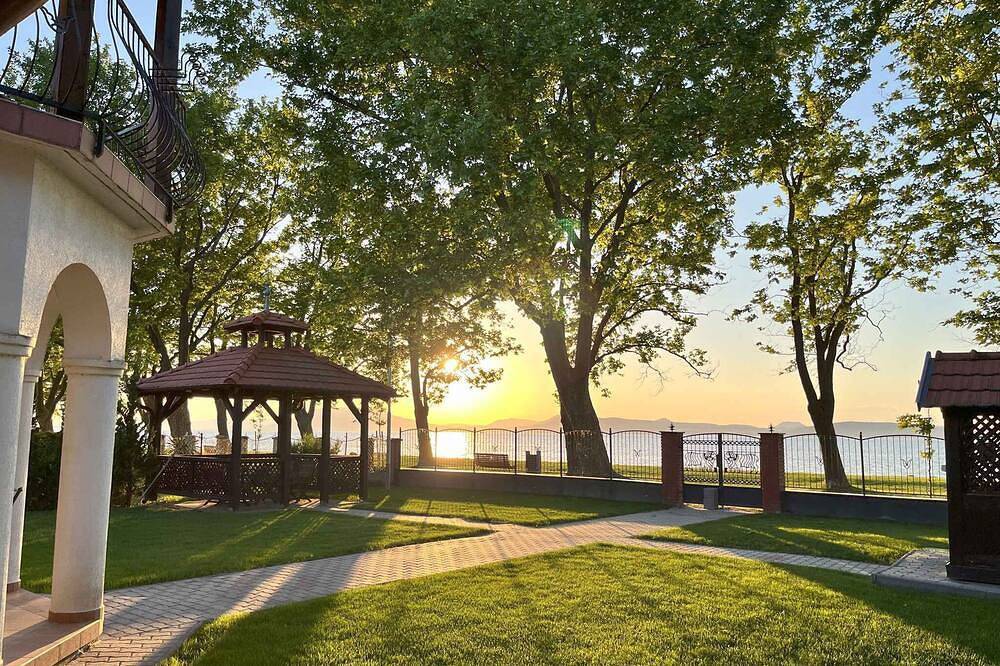 Ferienhaus direkt am Ufer mit Ausblick in Balatonboglar, Plattensee Südufer