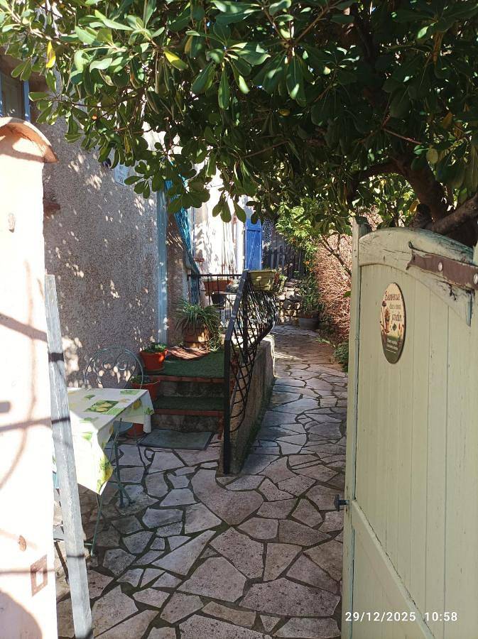 Location de vacances pour 2 personnes, avec vue et jardin, animaux acceptés à Le Revest-les-Eaux - 3