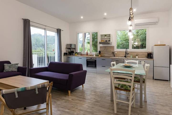Gite Spacieux Avec Espace spa Fermé Privatif in Salavas, Ardèche