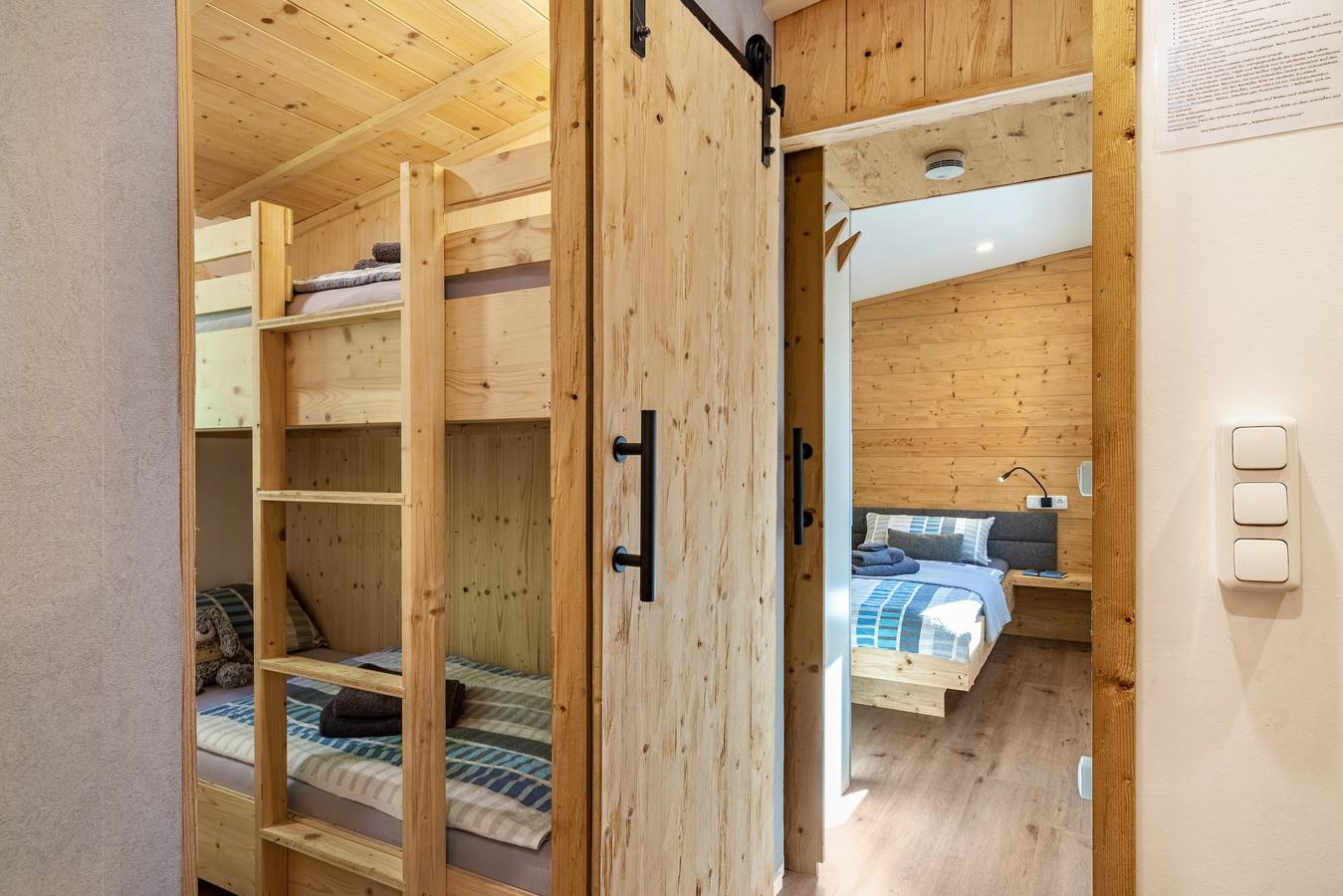 Chalet zum Hirsch op camping Aufenfeld met uitzicht op de bergen in Aschau im Zillertal, Bezirk Schwaz