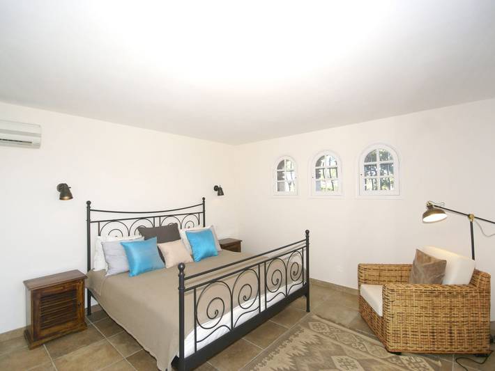 Villa pour 8 personnes, avec terrasse ainsi que piscine et jardin, adapté aux familles à Roquebrune-sur-Argens - 4