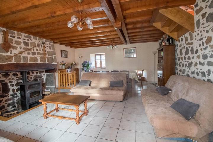 Gîte pour 9 personnes, avec terrasse et jardin, animaux acceptés à Nébouzat - 2